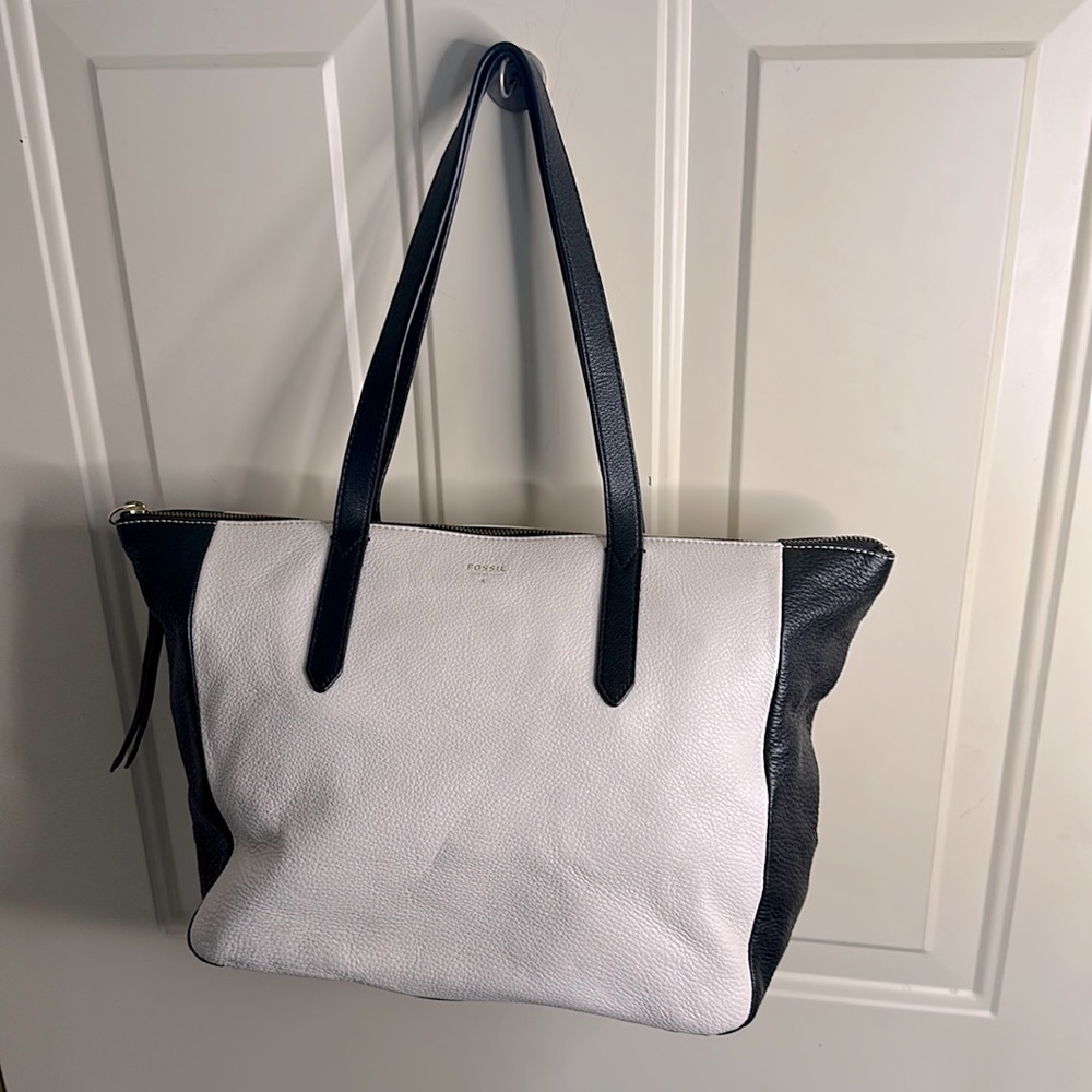 Fossil tote bag. White and black. Minimal use